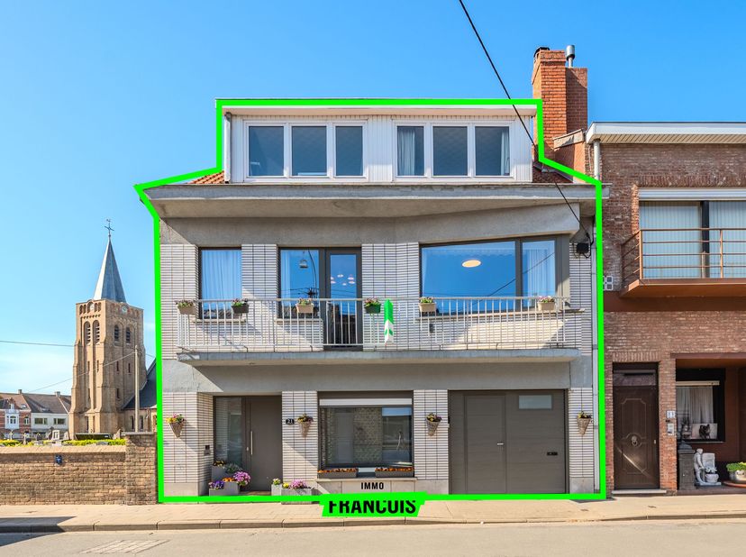 Deze ruime woning te koop in Lombardsijde, gelegen in de Bamburgstraat 21, biedt maar liefst 264 m² bewoonbare oppervlakte en is ideaal als gezinswoni