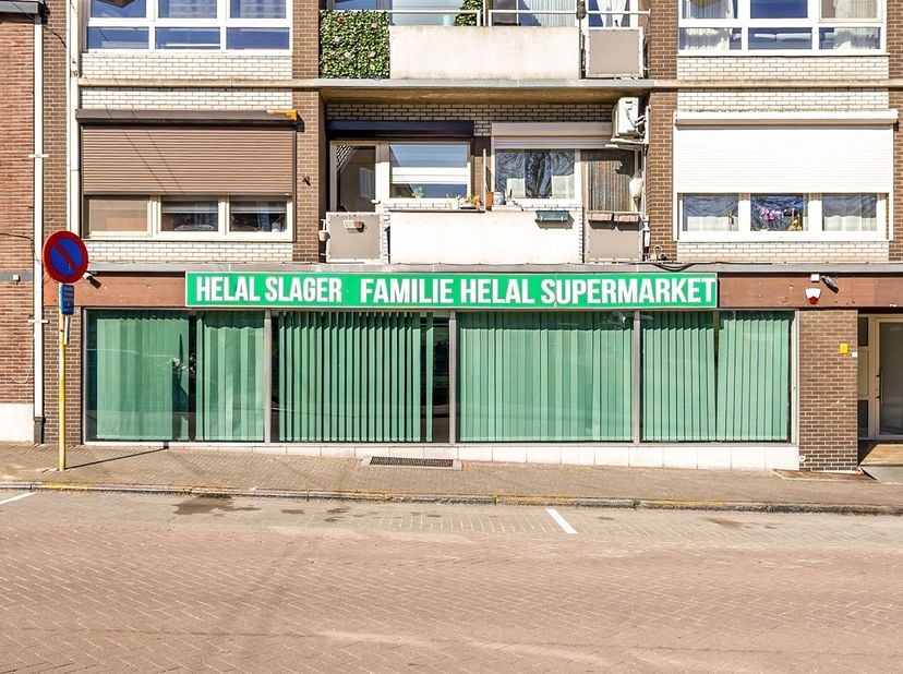 Handelspand in het hartje van Genk<br />
Ligging:<br />
Deze handelsruimte is gelegen in het hart van Genk, aan Nieuwstraat 50 bus 11 een centrale l