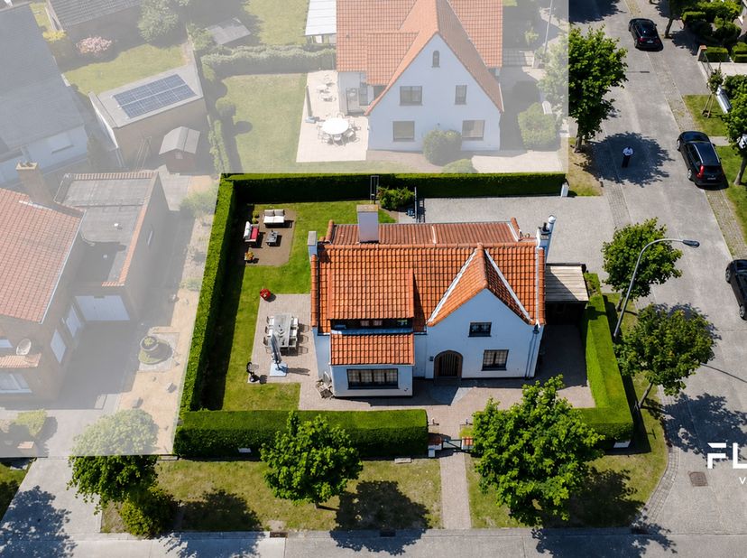 Deze charmante villa is rustig gelegen in de Coppieterestraat te Wenduine en combineert een authentieke uitstraling met aangename leefruimtes, veel na