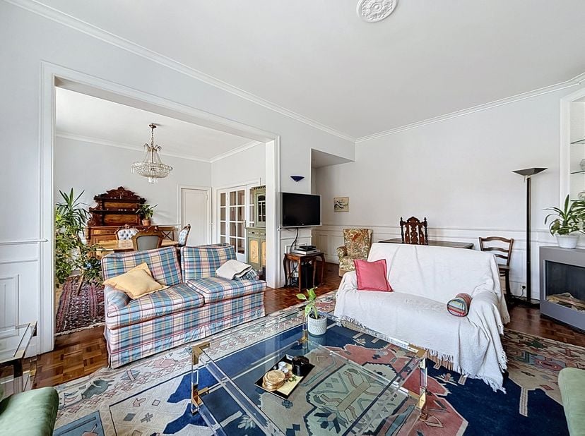La Monnaie – Dit gemeubileerde appartement van meer dan 200 m² is ideaal gelegen in het hart van Brussel, vlak bij alle voorzieningen, en wordt aangeb