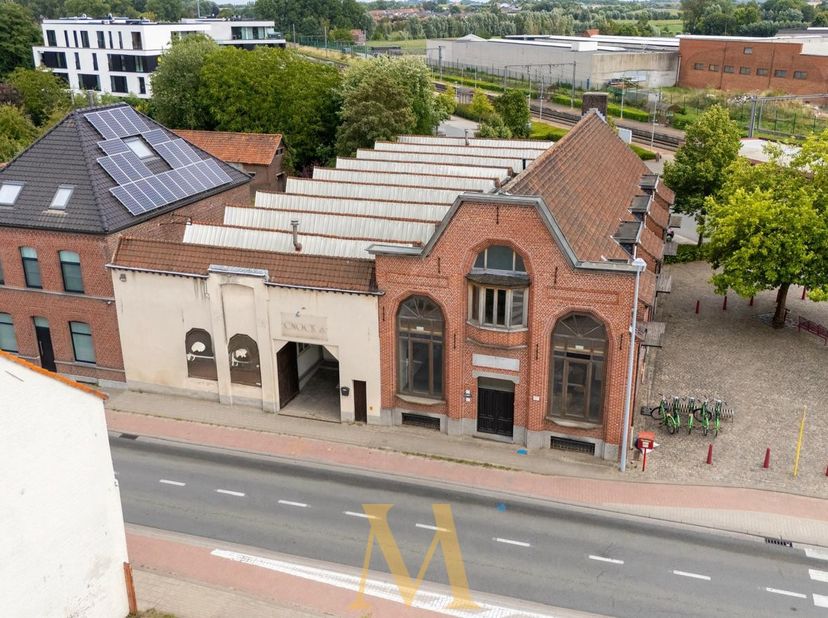 Dit polyvalente magazijn met een bebouwde oppervlakte van 596 m² ligt op een perceel van 683 m² en beschikt over een handige oprit en ruime parkeermog