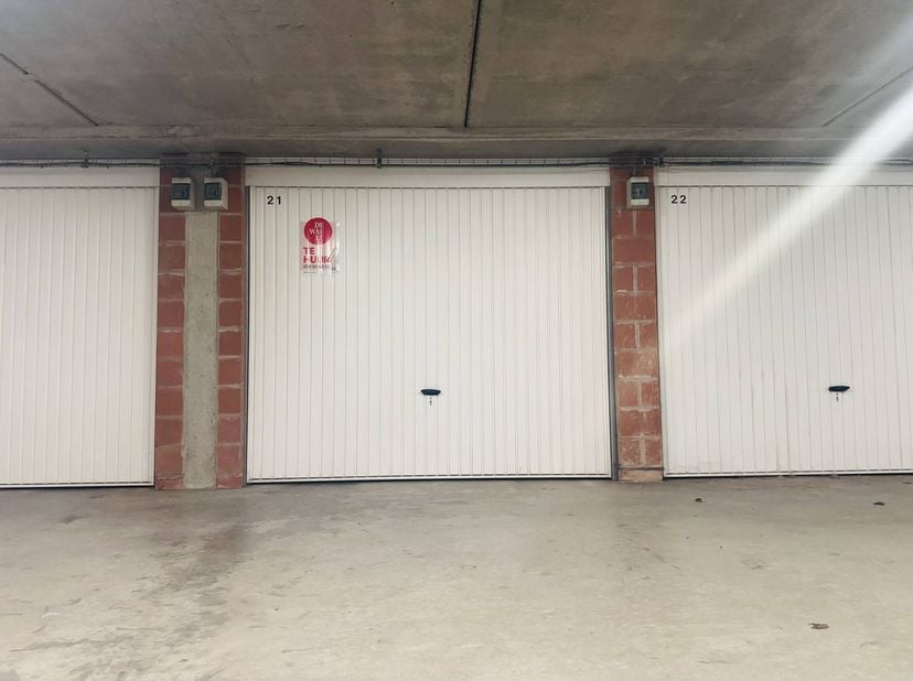 Bent u op zoek naar een garagebox te huur in het centrum van Bredene? Deze afgesloten garagebox bevindt zich op verdiep -1, onder de Albert Heijn, en