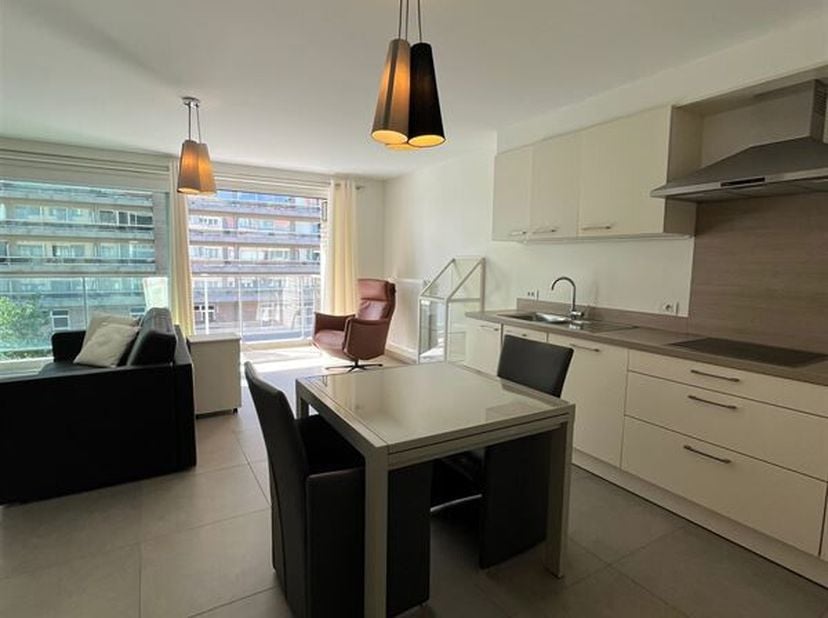 Zeer lichtrijk appartement met 2 zonneterrassen. <br />
Dit appartement omvat een lichtrijke woon- en eetkamer met open ingerichte keuken voorzien van