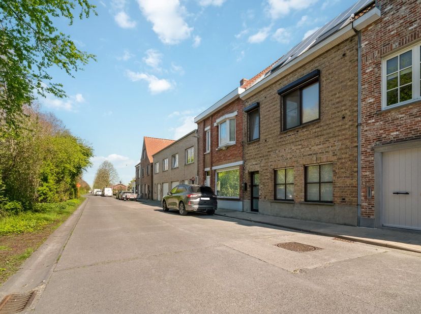 Instapklaar ruim woonhuis met zonnige tuin en grote garage met uitweg achteraan.<br />
Indeling:<br />
Inkomhal met afzonderlijk toilet en vestiaireka