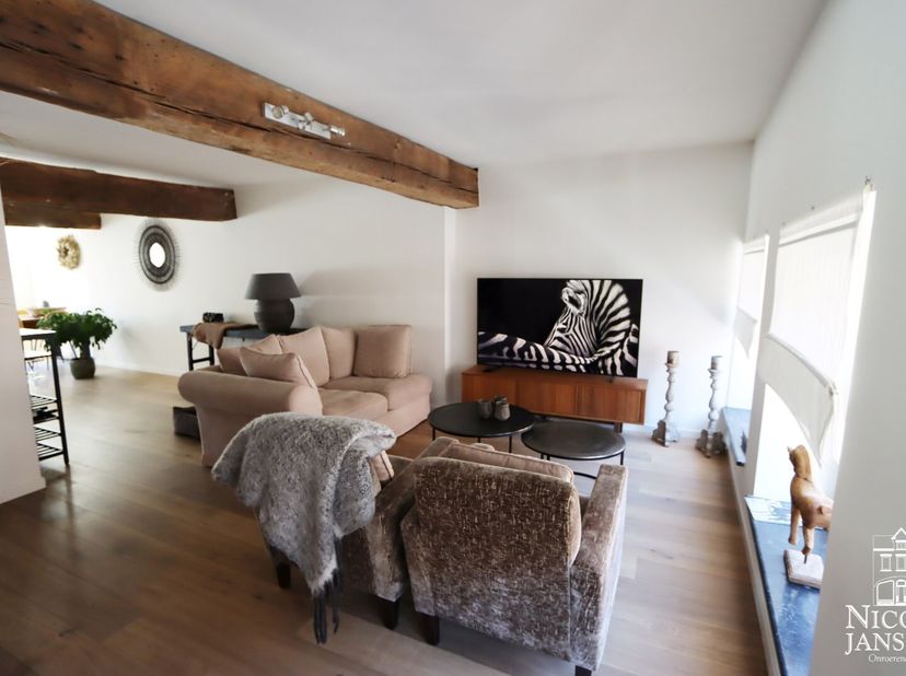Dit luxueus afgewerkt duplex- appartement is ruim ingedeeld met o.a. twee slaapkamers, open keuken en ruim dakterras. Het appartement is geschikt voor