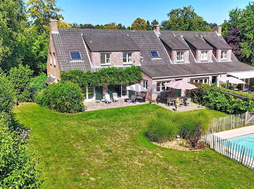Dans le quartier calme de l'ancien golf, villa 360m² (+220m² de caves) habitables sur 27 ares PRIVATIFS avec piscine.<br />
Double habitation unifamil