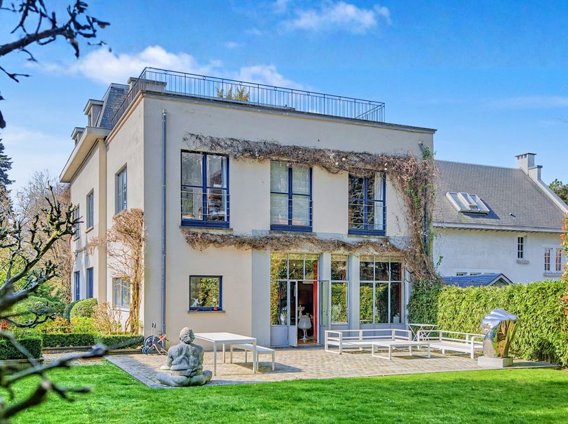 In de zeer gewilde wijk Fort Jaco – Fond Roy, vlakbij winkels, scholen en bezienswaardigheden, is dit prachtige oude pand volledig gerenoveerd en met