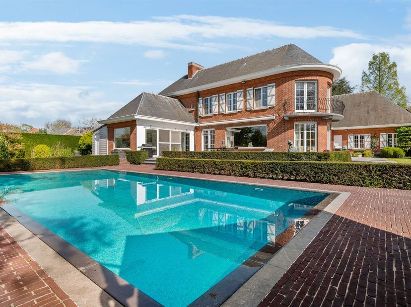 Exclusieve, authentieke villa in Mechelen-Zuid<br />
Welkom in deze unieke parel aan de rand van Mechelen, waar charme, ruimte en modern comfort same
