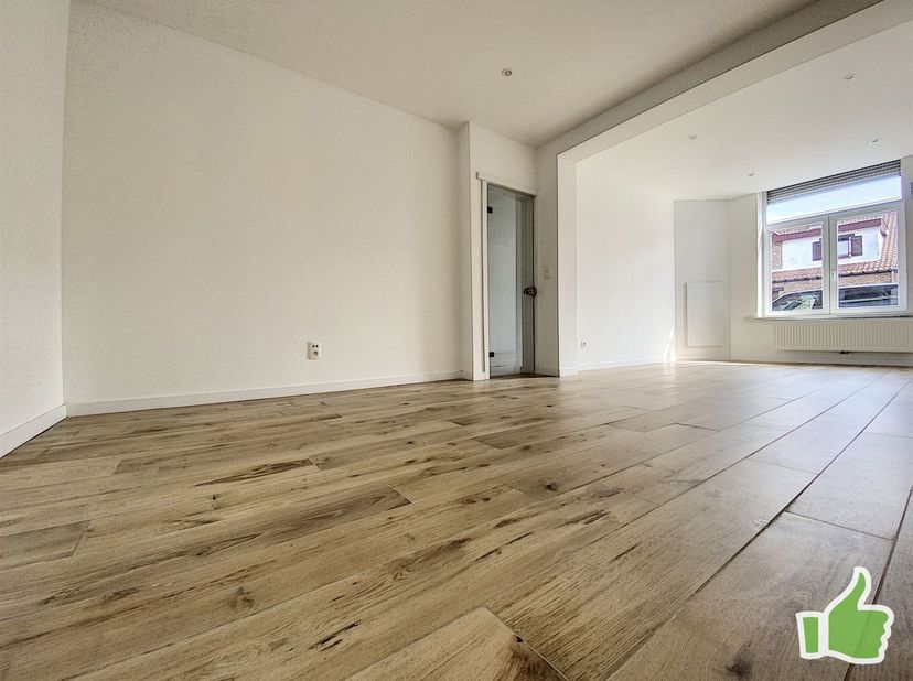 Jolie maison 4 chambres avec jardin à Luingne<br />
<br />
Habitation avec lumineux living, belle cuisine équipée avec îlot en composite, buanderie,
