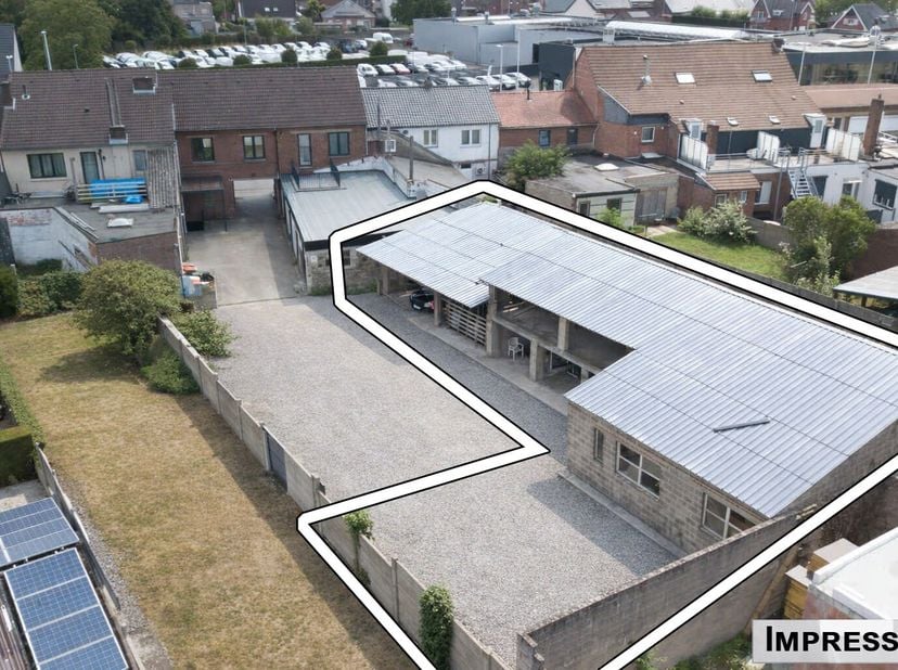 Te renoveren  stockageruimte (221 m²) en parkeerplaatsen (103 m²), met goedgekeurde plannen!<br />
De vergunning omvat:<br />
* 6 carports van ca 21 m