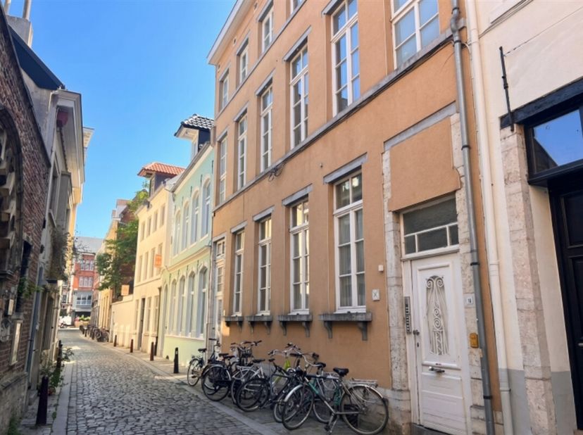 Quelques chambres se libèrent dans cette maison d'étudiants bien entretenue pour l'année académique 2026-2027 ! Cette chambre confortable avec son pro