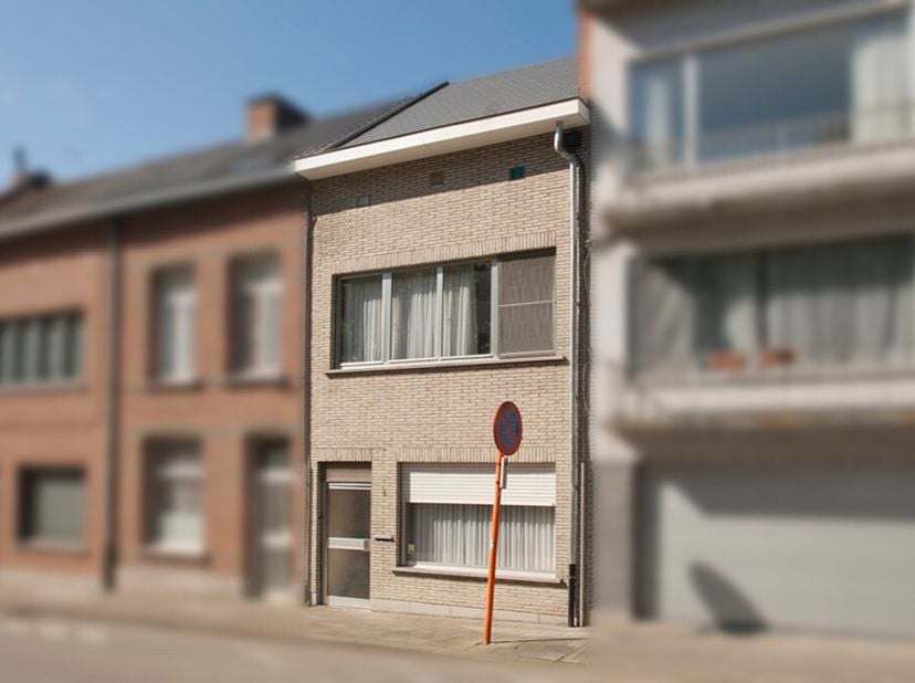 Perfect gelegen woning net buiten de Stadsvesten in een rustige en verkeersarme straat. Op enkele minuten wandelen van Grote Markt en Zimmerplein. Nab