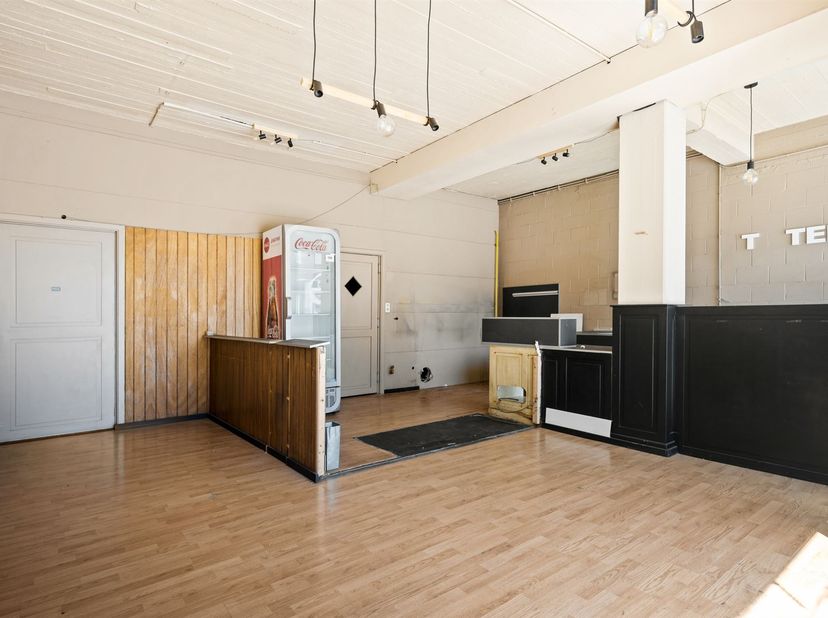 Top gelegen handelsgelijkvloers met staanplaatsen nabij centrum<br />
<br />
Locatie:<br />
Het handelspand is top gelegen in Turnhout aan een druk
