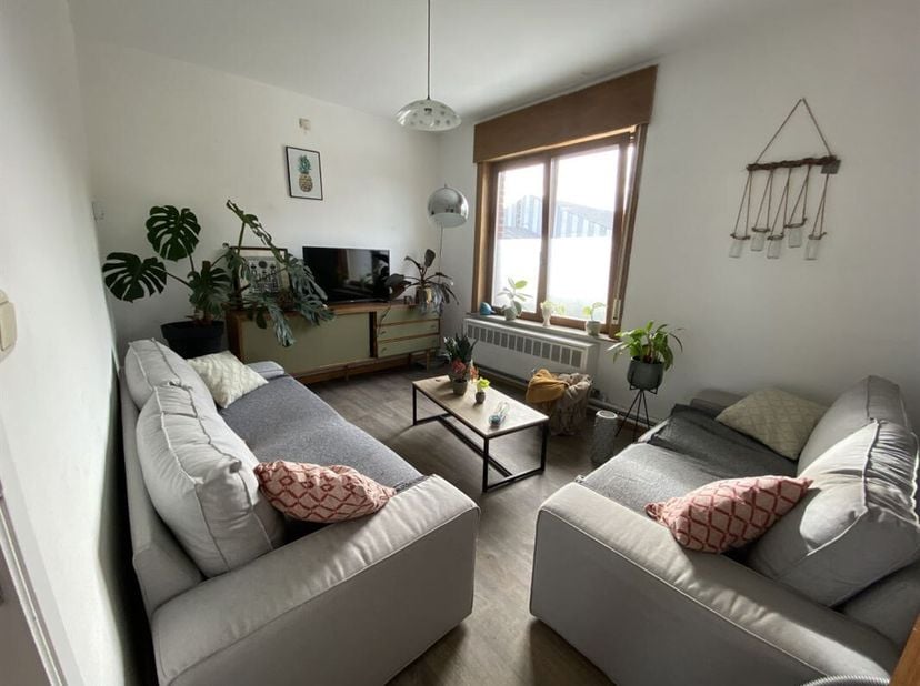 Gerenoveerd duplex appartement met 1 slaapkamer vlakbij het centrum van Péruwelz.<br />
Het appartement, gelegen op de 1e verdieping van een 2-onder-1