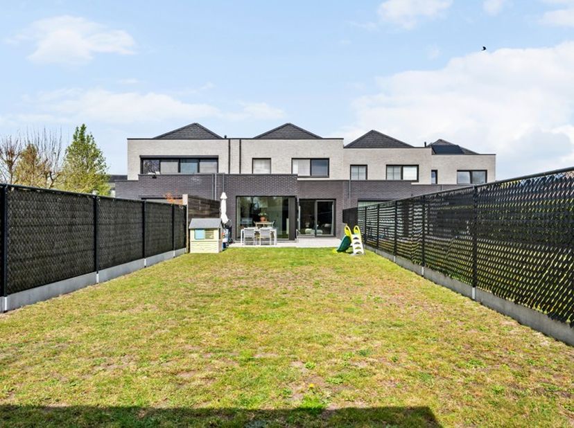 Energiezuinige gezinswoning (B) met 3 slaapkamers, inpandige garage en zonnige tuin op 404m2<br />
<br />
Deze verzorgde en instapklare woning (bouwja