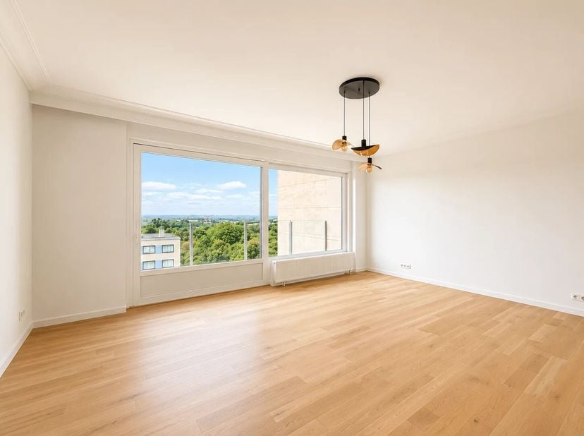 Victoire | Junot vous propose, au sein de la résidence prisée Parc J.F. Kennedy, ce superbe appartement entièrement rénové bénéficiant d'une vue panor