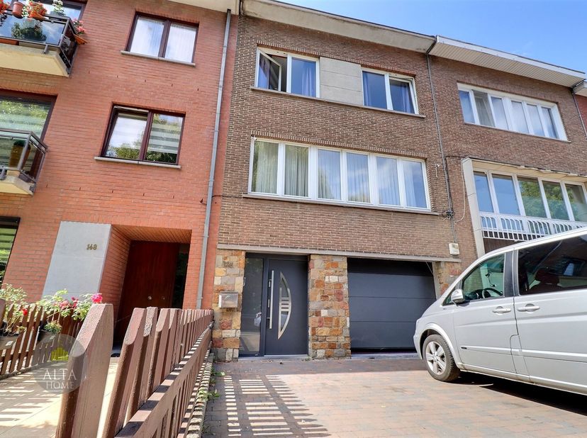 Op een steenworp afstand van de NAVO en de Europese School ligt dit charmante huis in Haren, dat een ideale woonomgeving biedt voor gezinnen. Met zijn