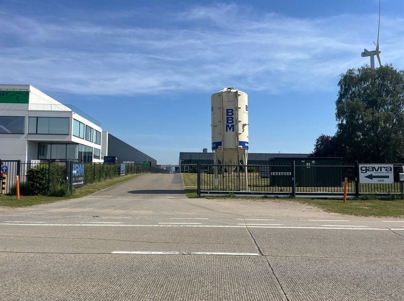 Opslagruimte van 3000m² met laaddok en grote poort<br />
Ligging: Strategisch gelegen aan de Bell Telephonelaan, met directe aansluiting op de Ring va