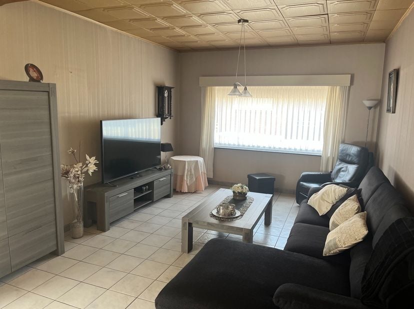 Deze verzorgde en degelijke gezinswoning beschikt over drie volwaardige slaapkamers, een ruime leefkeuken met eetplaats en een aparte, gezellige woonk