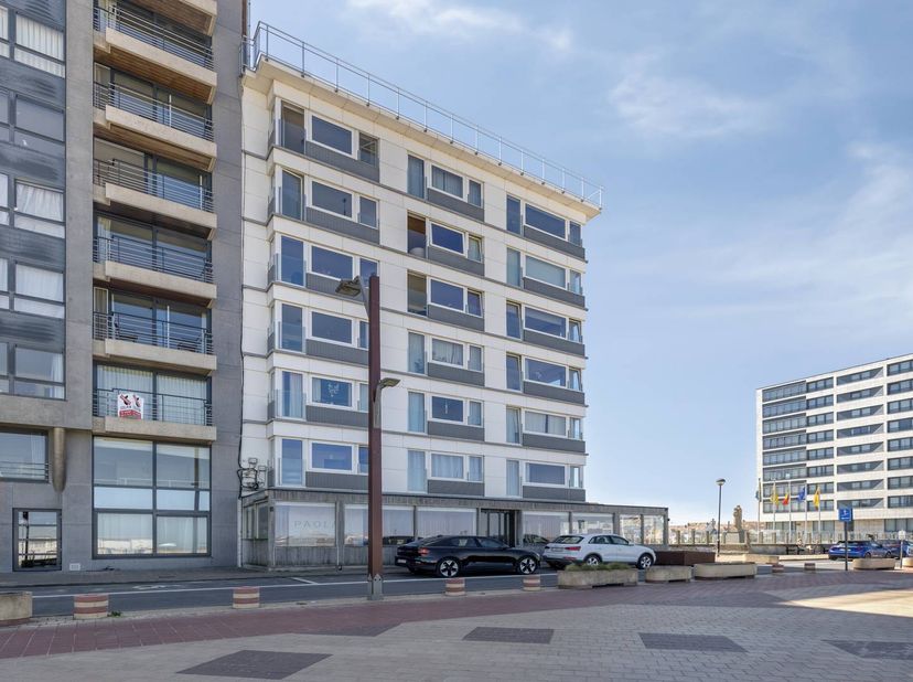 Het restaurant is een hoekpand met frontaal zicht op de zee en gelegen aan het recent heraangelegde Vissershuldeplein.<br />
Aan de overzijde van de d