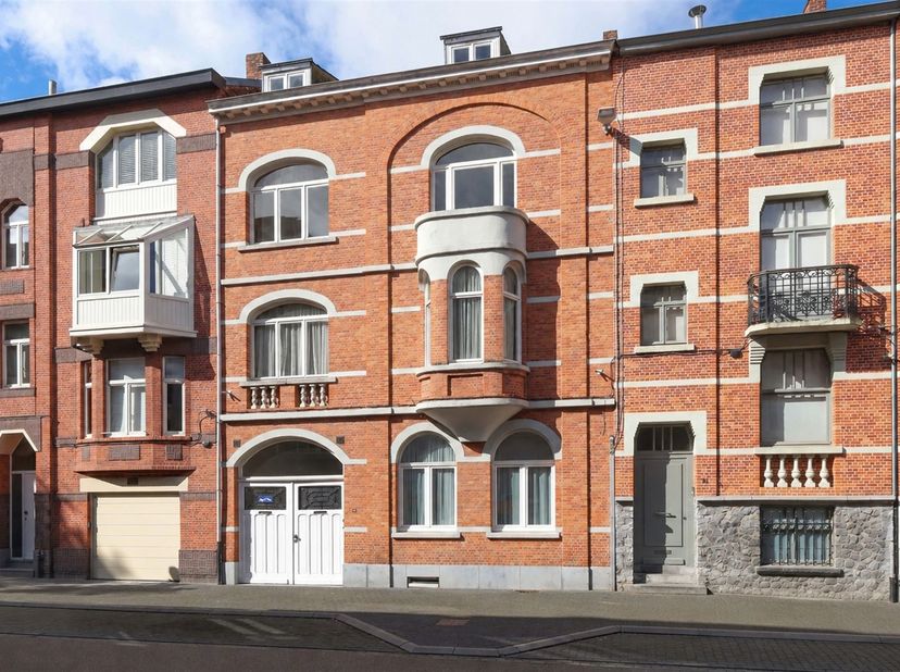 Iconische herenwoning met uitzonderlijke woonvolumes (420m²) en dubbele garage op toplocatie in hartje Hasselt  <br />
<br />
Omgeving:<br />
+ Gui