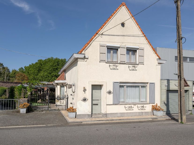 Deze charmante te renoveren woning is gelegen in de Baudeloostraat 26 te Aarsele, een rustige en aangename woonomgeving op korte afstand van het centr