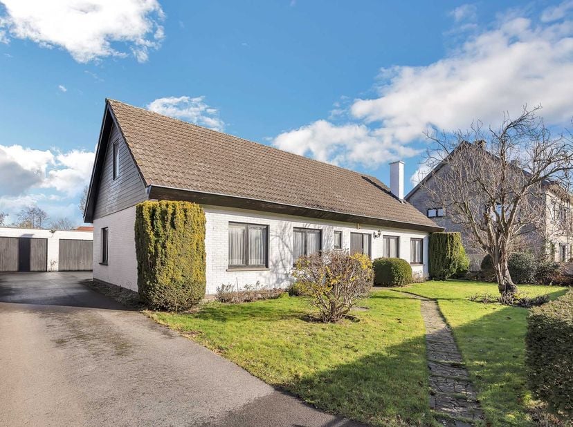 Voor meer info of een bezoek, bel 053 59 49 33. Op een goede en centrale ligging in Welle bevindt zich deze solide bungalow met een vlotte bereikbaarh