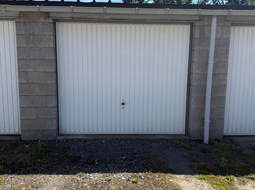 Garagebox te koop in Mechelen<br />
Op zoek naar een veilige en praktische parkeer- of opslagoplossing? Deze garagebox is gunstig gelegen in Mechelen