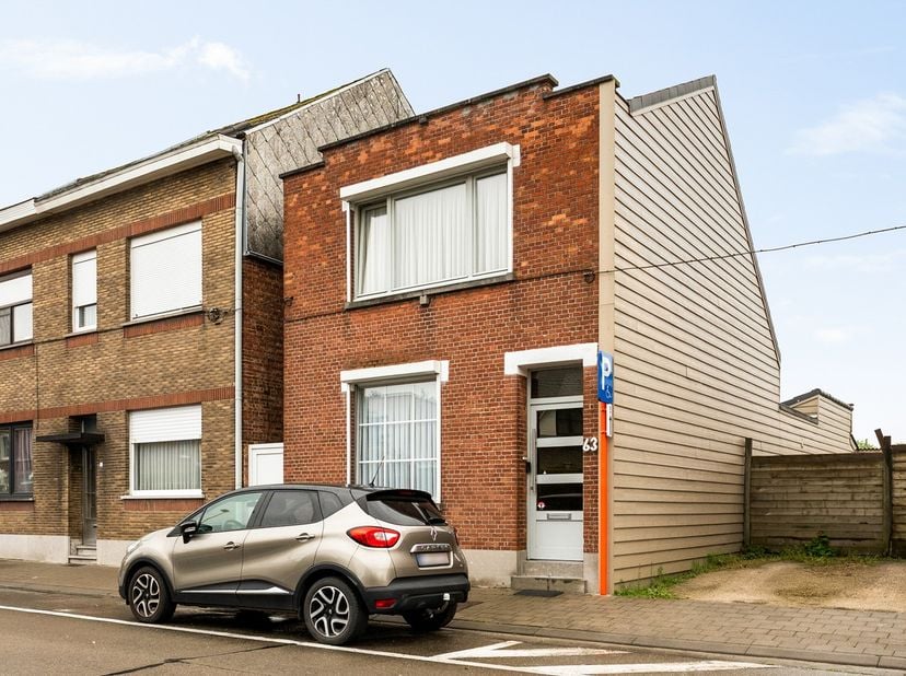 Op een prima locatie in Sint-Katelijne-Waver nabij Mechelen bevindt zich deze instapklare half open bebouwing met 2 slaapkamers op een perceel van 293