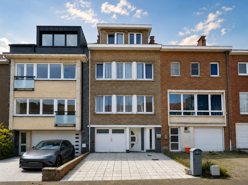 Deze ruime eengezinswoning van ±246 m² (volgens EPC) ligt in de gewilde wijk Les Invalides, in een rustige en populaire woonstraat, en zal u bekoren m