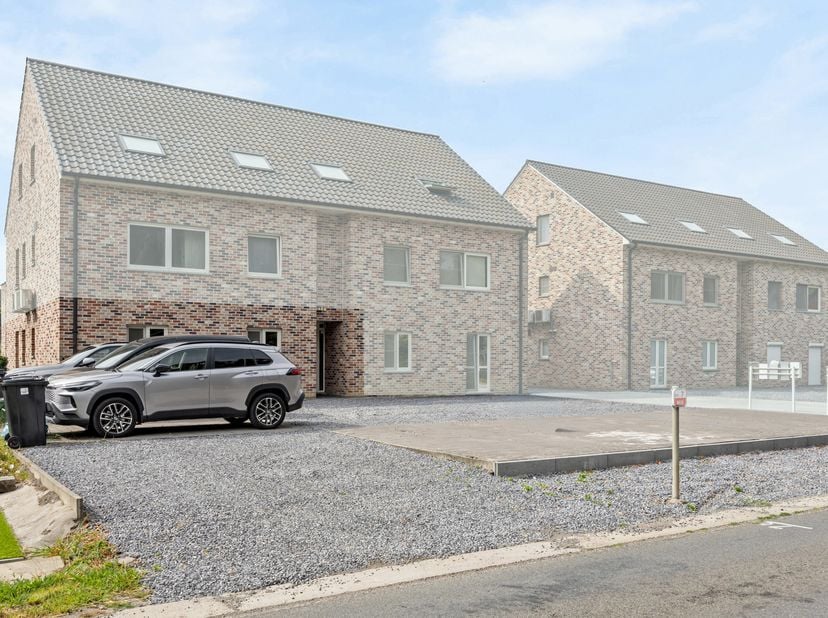 In Glons, een rustige deelgemeente van Bassenge bevindt zich dit aangename gelijkvloersappartement met een bewoonbare oppervlakte van 91,84m2, een ter
