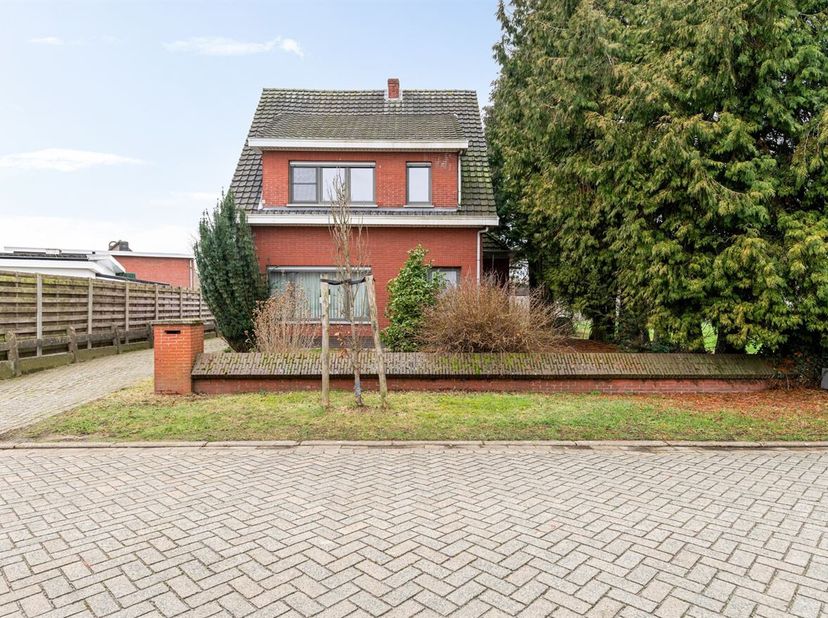 Vrijstaande woning op loopafstand van de dorpskern op ca 566 m² grond. <br />
De woning is inmiddels voorzien van nieuwe ramen met rolluiken en de vlo