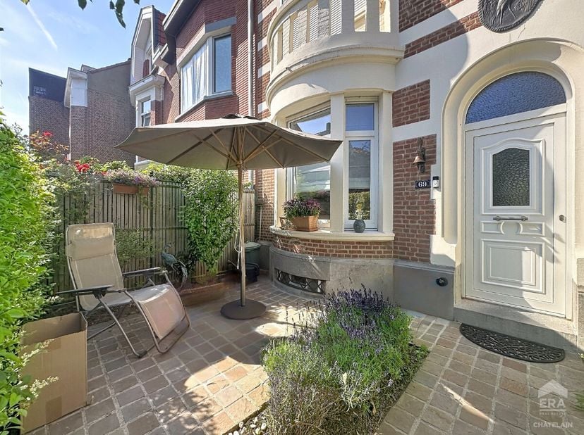Situé au coeur de la commune d'Auderghem, cette maison 3 chambres avec jardin de 146m² vous séduira par sa luminosité et son charme. Agencement du bie