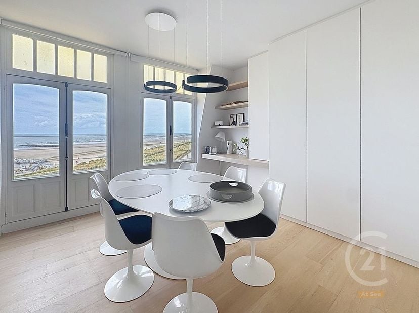 Ontdek dit karaktervolle appartement op een toplocatie aan de zeedijk van Westende, gelegen in een prachtig geklasseerd gebouw vol authenticiteit en c