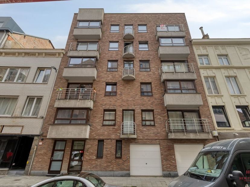 Dit verzorgd appartement is gelegen in de Langestraat 61 bus 501 in Oostende, op een centrale ligging met tal van winkels, horeca en openbaar vervoer