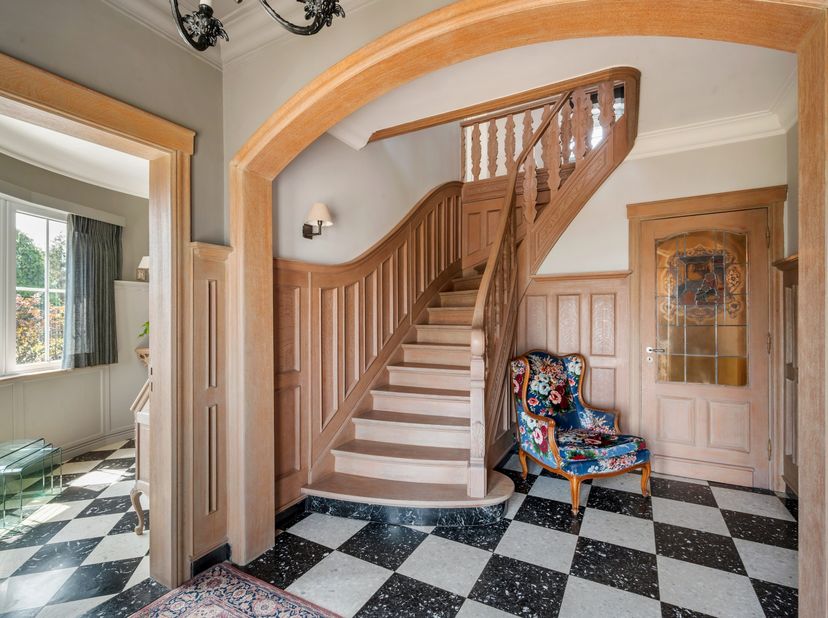 Deze charmante en goed onderhouden woning is gelegen langs de verbindingsweg tussen Mol en Meerhout, op een prachtig perceel van ca. 2.407 m². Dankzij