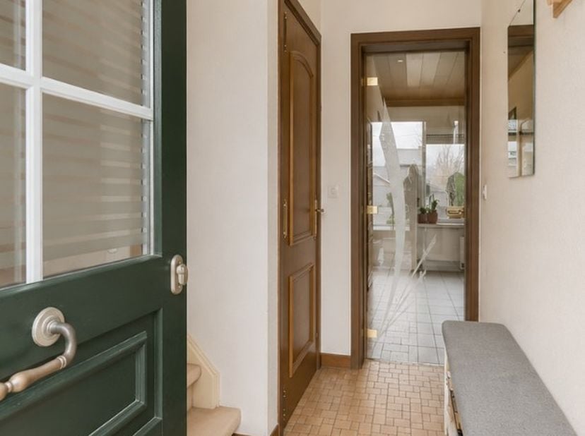 Welkom in Koningin Elisabethlaan 13, een gezellige woning gelegen in een rustige woonwijk te Izegem.<br />
In de nabije omgeving vindt u openbaar verv