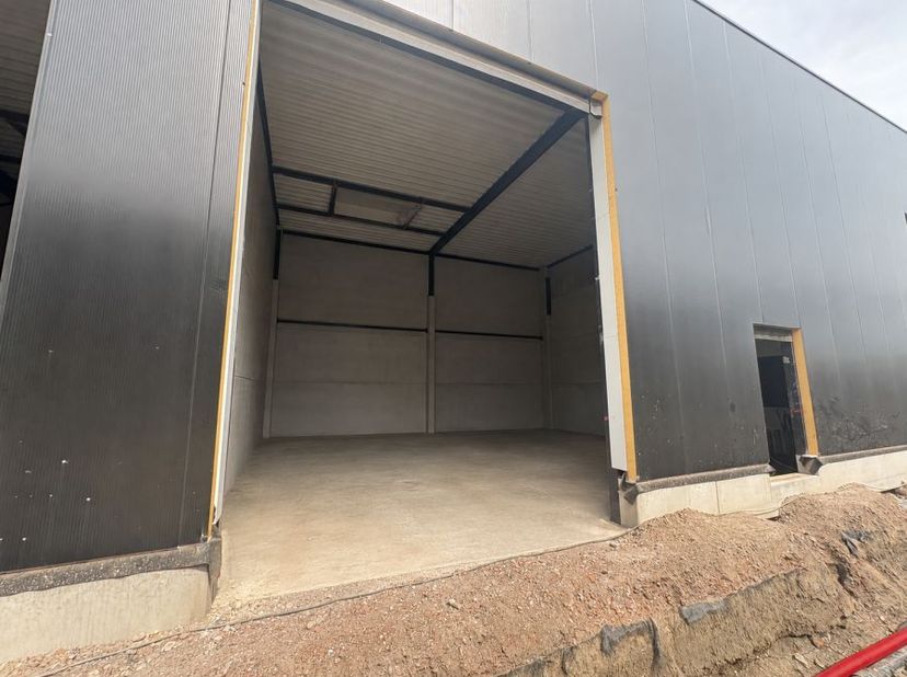 Casco KMO-unit op bedrijvenpark Martal in Sint-Katelijne-Waver. Sectionale poort en toegangsdeur. Nabij E19, R6 en N1.<br />
<br />
--------<br />
nie