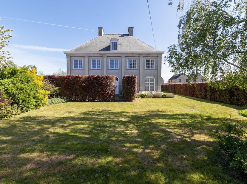 PRACHTIG AUTHENTIEK PAND - <br />
<br />
Indeling: ruimtelijke lichtrijke inkom, ruime zitruimte/leefruimte met open haard, 2e ruime zitruimte, keuken