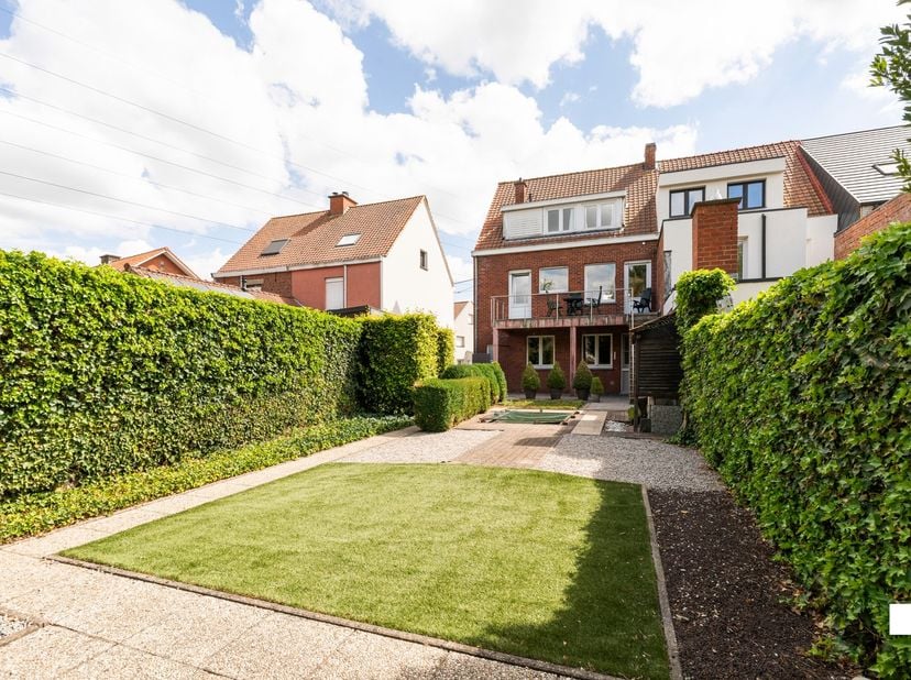 Ontdek deze gezellige en ruime stadswoning met maar liefst 191 m² woonoppervlakte, gelegen tussen Roeselare en Rumbeke. Dankzij de centrale ligging ge