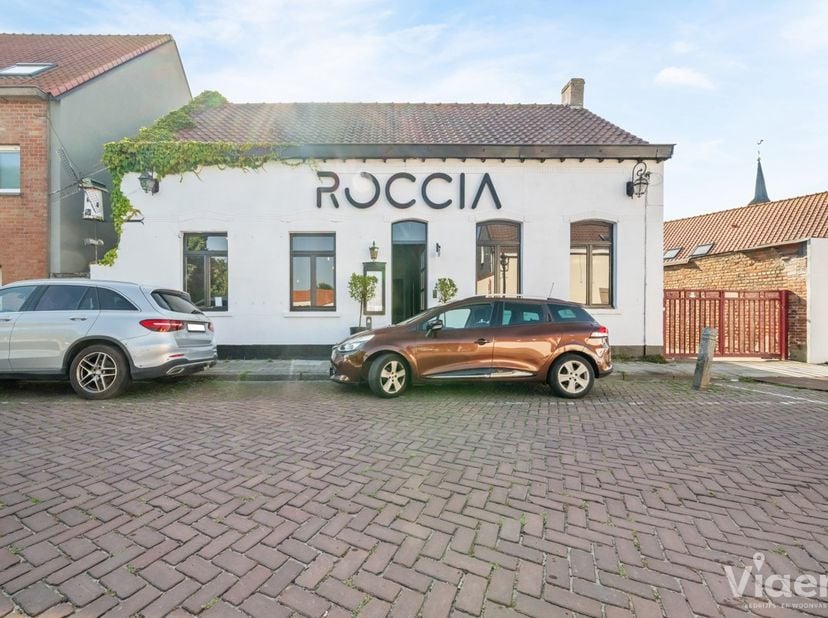Karaktervol handelspand op een absolute toplocatie in het idyllische Stene-Dorp – opvallend gelegen pal in het bruisende dorpscentrum met een uitsteke