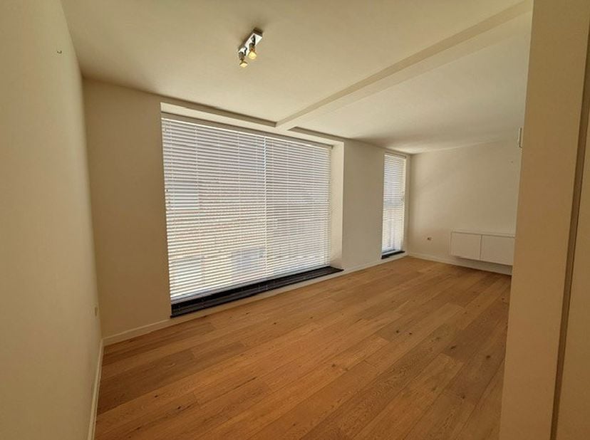 In het centrum van Maaseik, gelegen aan de Marktstraat 3 bus 2.1, bevindt zich dit mooi afgewerkte duplexappartement, voorzien van hoogwaardige materi