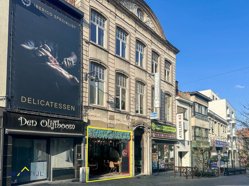 Commercieel pand met uitbreidingsmogelijkheden te centrum Aalst.<br />
Dit centraal gelegen pand in het hart van Aalst beschikt op het gelijkvloers ov