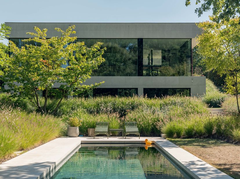 Dans une rue calme en cul-de-sac à Zottegem se trouve cette villa récente qui allie harmonieusement design, confort et nature. Derrière sa façade arch