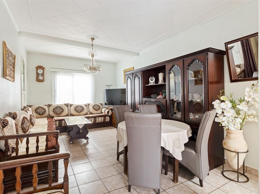 Stadswoning met 4 slaapkamers nabij Molsbroek, Lokeren<br />
Ligging<br />
Deze stadswoning is gelegen in de Oude Bruglaan, in een goed bereikbare en