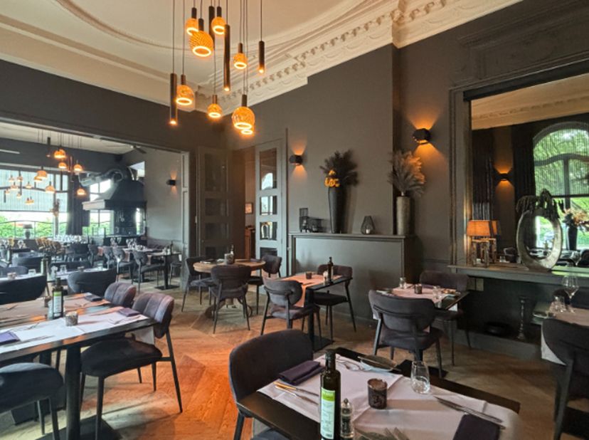 Instapklaar Grillrestaurant met afzonderlijke Bar en ruim TERRAS op een commerciële topligging aan de ringvaart van Brugge.<br />
Het restaurant heeft
