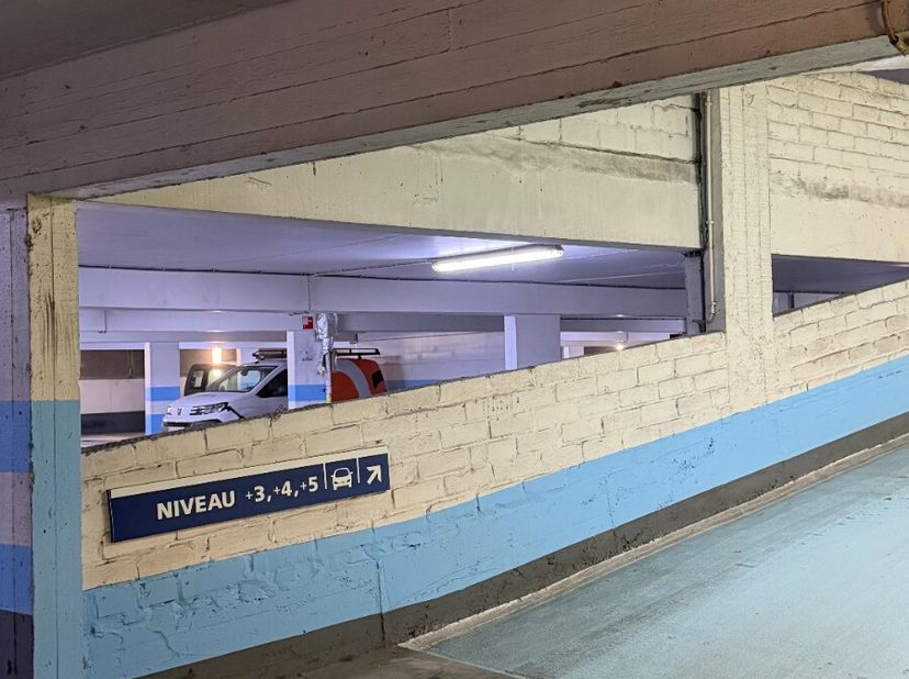 Te koop: gesloten garage in de Europagalerij, hartje centrum Oostende. Deze garage biedt een gegeerde parkeerplaats op een toplocatie, midden in het b