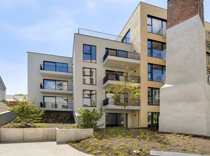 COMFORTABEL 2SLK APP MET TERRAS IN EEN NIEUWE WOONBUURT <br />
Ligging: Dit energiezuinige appartement bevindt zich in Residentie John Martin (Tulpstr
