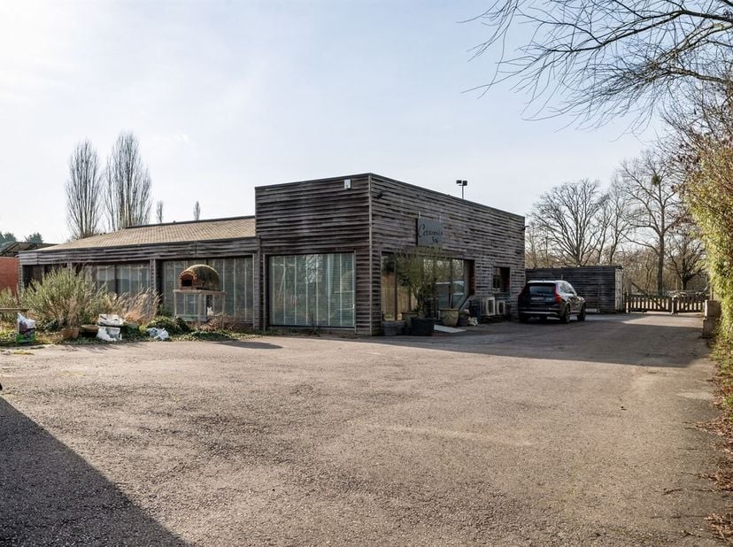 Woning met 3 slaapkamers en een achterliggende grote commerciële ruimte van 429m² die perfect kan dienst doen als bureauruimte, atelier, opslagplaats,