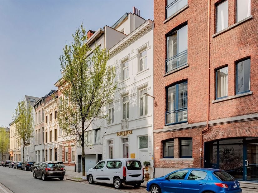 Dans la Van Boendalestraat, près de l'Italiëlei, nous trouvons cette maison de ville prête à l'emploi à vendre. Grâce à sa situation extrêmement centr